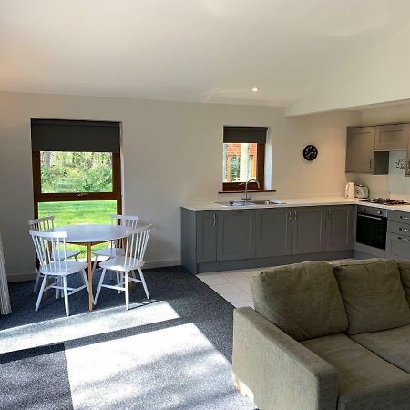 Отель Woodland Waters Ancaster Экстерьер фото