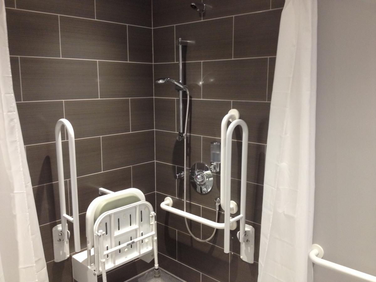 Отель Woodland Waters Ancaster Экстерьер фото